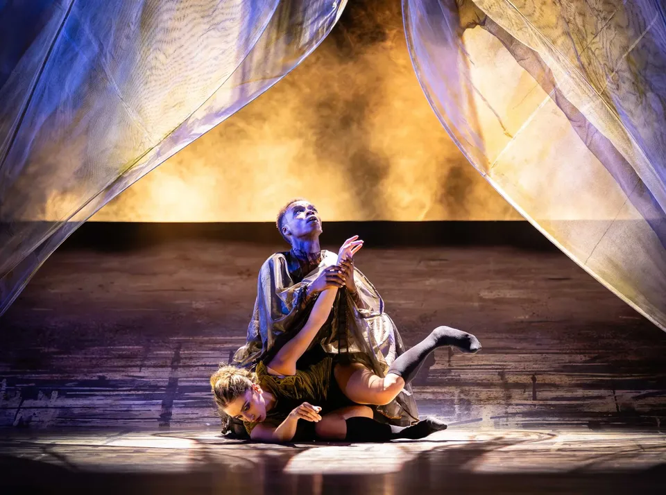 Emergence / Entress production photograph